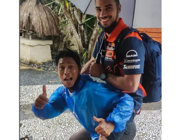 Miguel Oliveira mempersembahkan juara di MotoGP Mandalika 2022 kepada sang anak dan staf hotel bernama Risman (baju biru). Nama Risman langsung trending topik di medsos. (foto: Instagram/Richman_Taye).