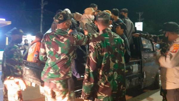penonton MotoGP yang telantar akhirnya diangkut kendaraan TNI. (Foto: MPI/Edy Gustan)
