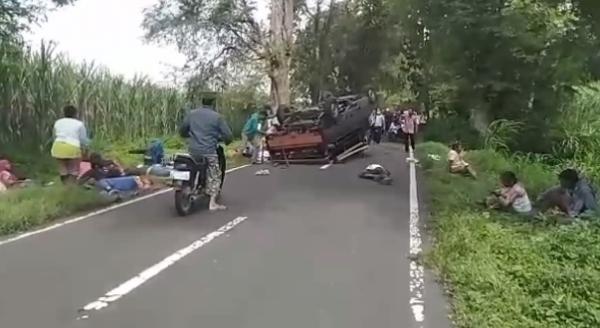 Tangkapan layar kecelakaan maut pikap angkut puluhan orang terbalik di Jalan Raya Ijen, Bondowoso, Senin (21/3/2022). Dua orang tewas dan puluhan lainnya luka-luka. (Foto: iNews TV/Riski Amirul Ahmad)