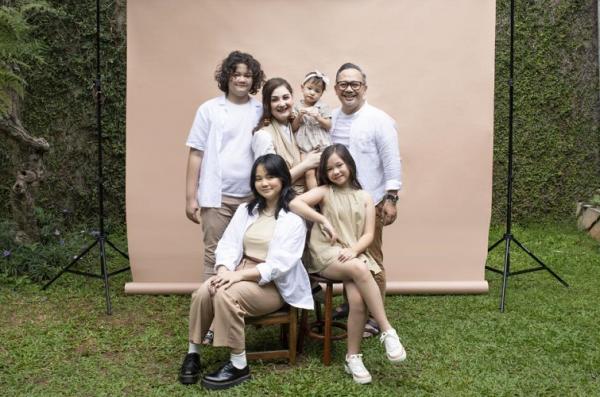 Mona Ratuliu bersama Indra Brasco dan keluarga. (Foto: dok Mona Ratuliu)