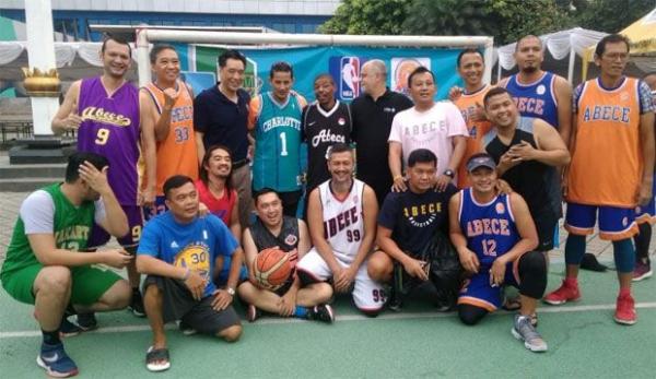 Sandiaga Uno basket bareng Muggsy di Jakarta (foto: Sindonews.com)