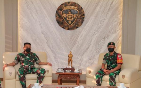 Pangdam IX Udayana Mayjen Sonny Aprianto (kiri) dan Sertu Suparto (kanan). (Foto: Ist)