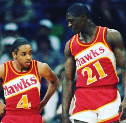 Anthony ‘Spudd’ Webb (nomor 4) menjadi pemain ketiga termini yang pernah tampil di NBA. Dia hanya bertinggi 170 cm saja. (foto: Instagram/ nba90sbr).