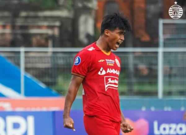 Striker muda Persija Jakarta, Irfan Jauhari Striker muda Persija Jakarta, Irfan Jauhari merayakan gol ke gawang PSM Makassar dalam laga Liga 1 2021/2022 di Stadion Ngurah Rai, Senin (21/3/2022). (Foto: Twitter/@Persija_Jkt)