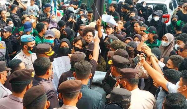 Massa HMI bersitegang dengan aparat kepolisian saat demonstrasi di depan gedung DPRD Malang. (Foto: MPI/Avirista Midaada)