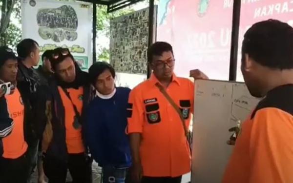 Tim SAR gabungan melakukan upaya pencarian pendaki hilang di Gunung Arjuno, Selasa (22/3/2022). (Foto: iNews TV/Jaka Samudra)