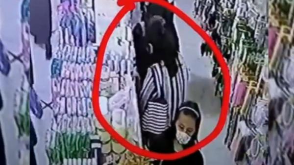 emak-emak mencuri kosmetik Emak-emak terekam kamera CCTV mencuri kosmetik di minimarket Bandarlampung (Andres Afandi/MNC Portal)