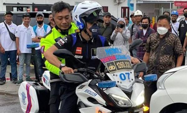 Franco Morbidelli Pembalap Monster Energy Yamaha Franco Morbidelli pinjam motor polisi gara-gara nyaris ketinggalan pesawat. (Foto: Instagram/skysportmotogp)