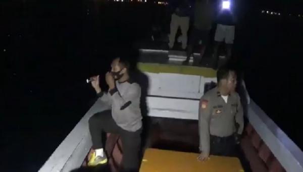 Tim SAR gabungan mencari penumpang kapal feri yang melompat ke laut. (Foto: iNews/Asdar Lantoro).