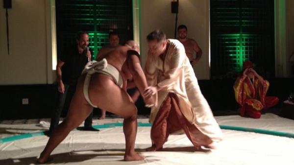 Elon Musk duel dengan pesumo. (Foto: Twitter/Elon Musk)