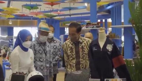 Gubernur Jabar Ridwan Kamil dan istri Atalia Praratya mendampingi Presiden Jokowi melihat produk UMKM yang dipamerkan di Inacraft 2022. (FOTO: iNews/DICKY WISMARA)