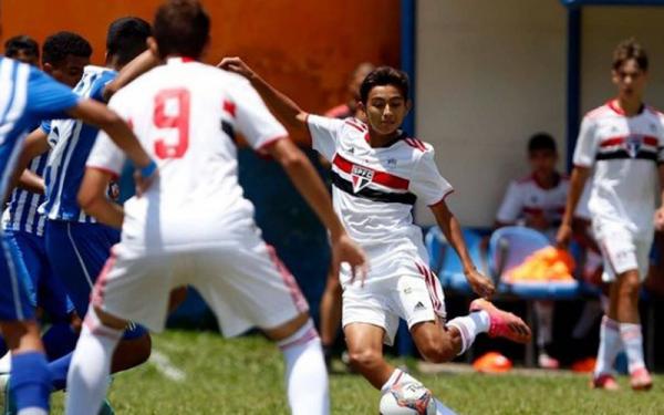 Pemain keturunan Indonesia Welberlieskott de Halim Jardim memamerkan foto bareng legenda Brasil, Rivaldo di Instagram. (Foto: Instagram/welber07official)