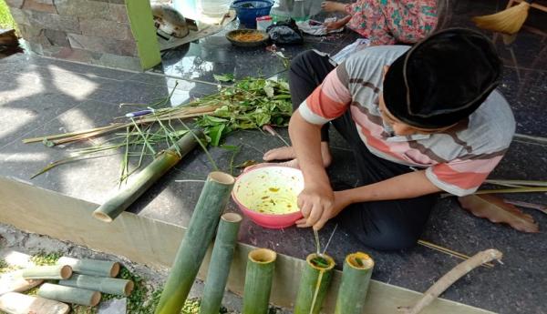 Makanan Khas Jawa Barat H Dayat sibuk mengolah leumeungsebagai salah satu makanan khas Jawa Barat. (Foto: iNews.id/Asep Supiandi)