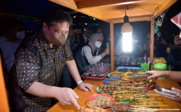Airlangga Hartarto meresmikan sentra wedangan di Solo, Kamis (24/3/2022) malam. (Foto: Kemenko Perekonomian).