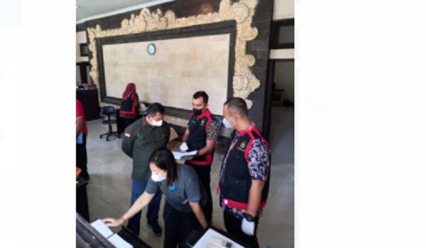 Penggeledah anLPD Adat Sangeh di Abiansemal, Badung, Jumat (25/3/2022). (Foto: Kejati Bali).