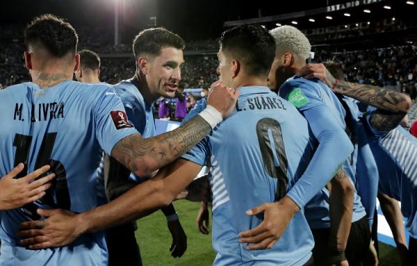 Luis Suarez Striker Uruguay, Luis Suarez bersuka cita dengan rekan setimnya seusai timnya mengalahkan Peru dalam laga Kualifikasi Piala Dunia 2022 di Stadion Centenario, Jumat (25/3).  (Foto: REUTERS)