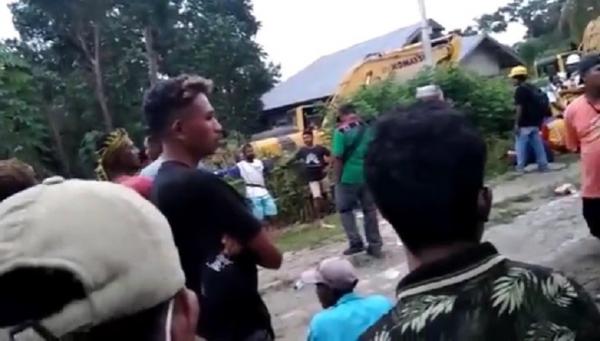 Warga mengadang alat berat. (Foto: iNews/Joni Nura).