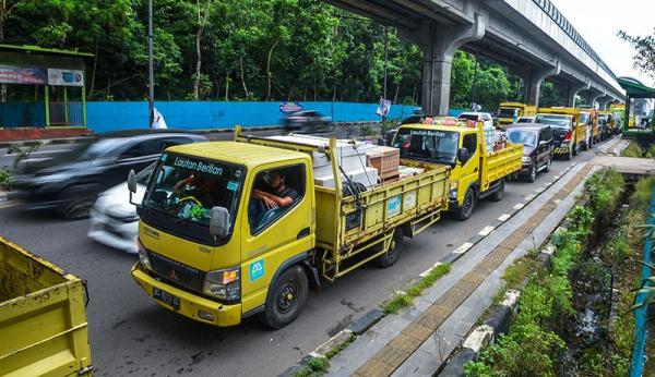 Solar Langka, Kendaraan Antre Panjang Di SPBU Palembang Bikin Macet