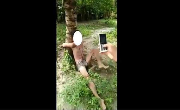 Dibacok 2 Pelaku pembacokan diamankan warga. (Foto: iNews/Uun Yuniar).