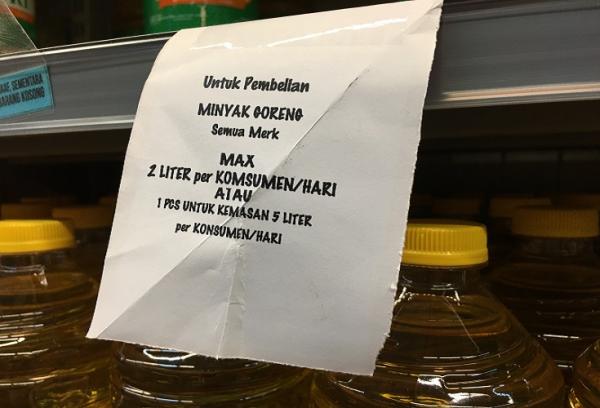 Minyak Goreng dibatasi Harga gula pasir dan minyak goreng mengalami kenaikan jelang bulan puasa atau Ramadan 2022. Tak hanya itu, pembelian dua komoditas tersebut juga dibatasi. (Foto: Advenia Elisabeth/MPI)