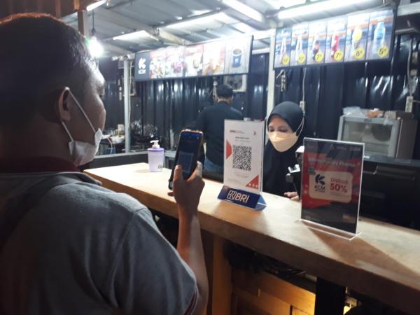Nobar BRI Liga 1 Peserta nobar BRI Liga 1 melakukan pembayaran nontunai dengan aplikasi BRImo di Kota Cinema Mall Jatiasih, Bekasi, Jawa Barat, Sabtu (26/3/2022). (Foto: iNews.id/Ahmad Islamy Jamil)