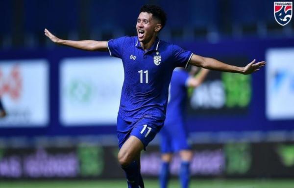 Winger Thailand, Bordin Phala Winger Timnas Thailand, Bordin Phala merayakan gol ke gawang Suriname dalam laga uji coba di Leo Stadium, Thanyaburi, Minggu (27/3/2022) malam WIB. (Foto: Instagram/@changsuek)