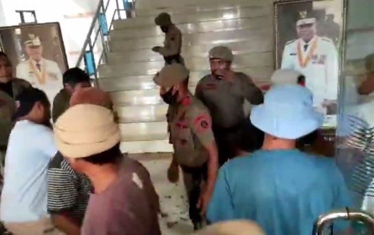 Warga mengamuk di Kantor Gubernur Maluku Utara saat demo menutut perbaikan jalan rusak, Senin (28/3/2022). (Foto: iNews TV/Ismail Sangaji)