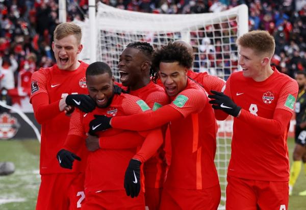Kanada vs Jamaika Timnas Kanada akhirnya lolos ke Piala Dunia setelah penantian 36 tahun. Kanada menjadi juara grup Kualifikasi Piala Dunia 2022 zona CONCACAF. (foto:  REUTERS/Carlos Osorio).
