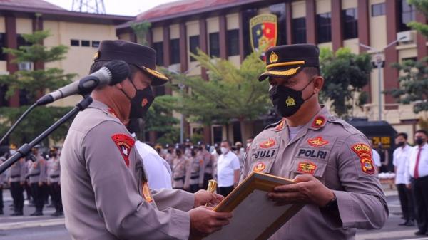 Kapolda Lampung Irjen Pol Hendro Sugiatno-1 Kapolda Lampung Irjen Pol Hendro Sugiatno memberikan penghargaan ke-80 personelnya (Yuswantoro/MNC Portal)