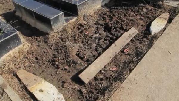 Makam di Pontianak Tenggara dirusak. (Foto: iNews.id/Uun Yuniar)