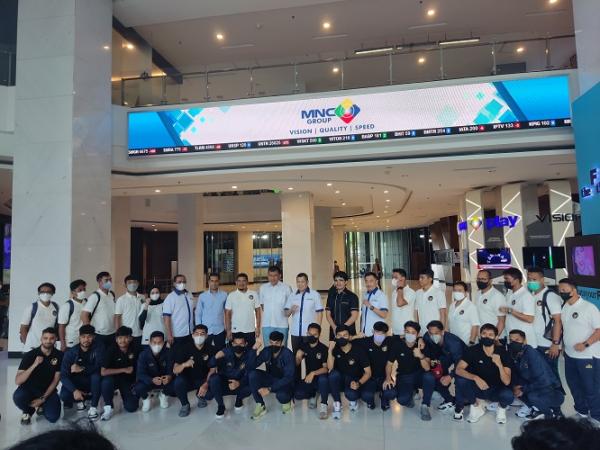 Pemain Timnas Futsal Indonesia untuk Piala AFF 2022 Thailand dilepas ketua FFI, Hary Tanoesoedibjo dan Exco FFI, Atta Halilintar di Gedung iNews Tower, Jakarta pada Selasa, (29/3/2022). (Foto: MPI/Cikal Bintang)
