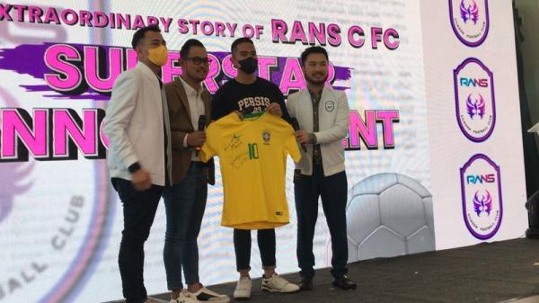 RANS Cilegon FC milik Raffi Ahmad (paling kiri) resmi mendatangkan Ronaldinho. Acara peresmian itu dilakukan dengan cara memamerkan jersey sang legenda Timnas Brasil di Jakarta, Selasa (29/3/2022). (Foto: MPI/Melati Pratiwi)