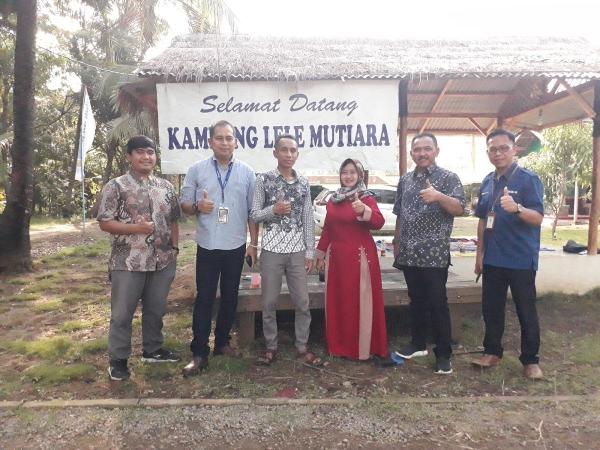 UMKM Lele BRI Ahmad Husnaeni (ketiga dari kiri) bersama Pemimpin BRI Cabang Cikampek, Saran Nugroho (kedua dari kanan); Kepala BRI Unit Pasirukem, Dona Fitriyana (paling kanan), dan; Asisten Manajer Pemasaran Mikro BRI Cabang Cikampek, I Nyoman Triadi (kedua dari kiri). (Foto: iNews.id /Ahmad Islamy Jamil)