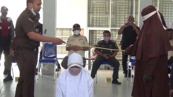 Mahasiswi di Aceh Dicambuk (Syukri Syarifuddin/MNC Portal)