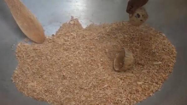 Sinole merupakan makanan khas Kepulauan Sula, Maluku yang kaya akan gizi dan karbohidrat mengganti nasi. (Foto: Ismail Sangaji).