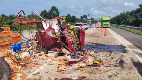 Kecelakaan maut terjadi di Jalan Tol Trans Sumatera Kalianda, Lampung Selatan. Akibat kejadian ini, puluhan nyawa melayang (Heri Fulistiawan/MNC Portal)