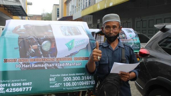 paket sembako dari Dompet Dhuafa Waspada Seorang pengemudi becak Suharyadi yang menerima paket sembako dari Dompet Dhuafa Waspada. (Foto: dok Dompet Dhuafa)