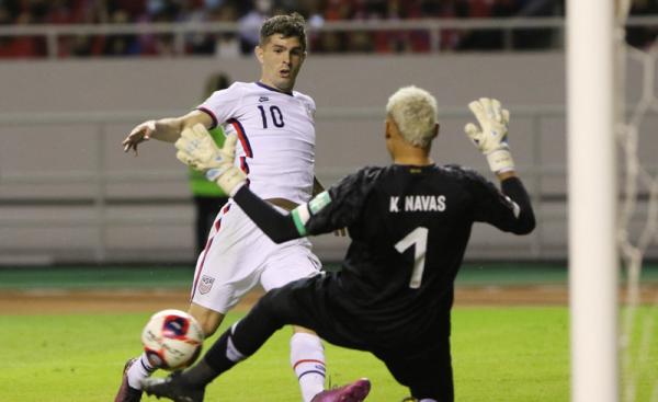 Bintang Amerika Serikat Christian Pulisic berhadapan dengan kiper Kosta Rika Keylor Navas di Kualifikasi Piala Dunia 2022 Zona CONCACAF (Foto: REUTERS/Mayela Lopez)