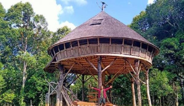 Rumah Adat Kalimantan Barat Rumah Baluk. (Foto: Instagram @yogawildbornean)