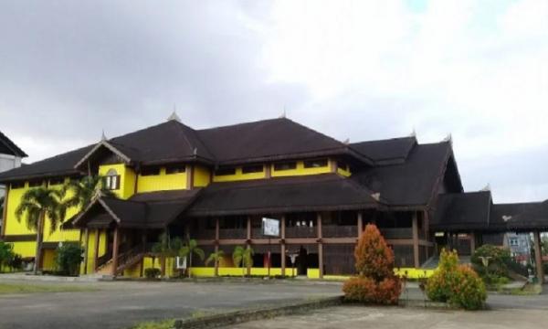 Rumah Adat Kalimantan Barat Rumah Melayu. (Foto: travsharing.com)