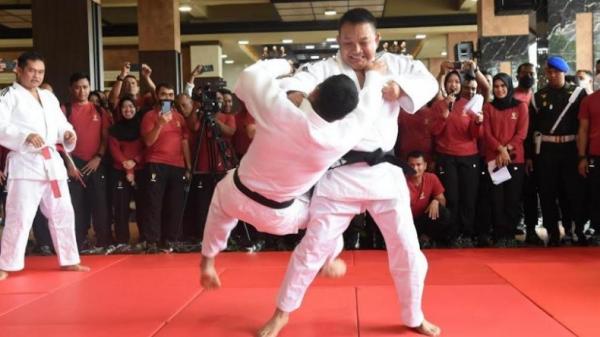 KSAD Jenderal TNI Dudung Abdurachman menerima Dan-5 Judo dan sertifikat dari Pengurus Besar Persatuan Judo Seluruh Indonesia (PB PJSI). (Foto: TNI AD).