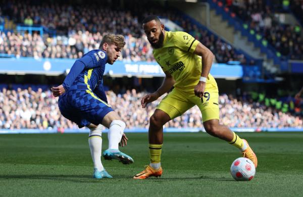 Bryan Mbeumo Timor Werner Pemain Brentford, Bryan Mbeumo berusaha mengecoh striker Chelsea, Timo Werner dalam laga Liga Inggris 2021/2022 di Stadion Stamford Bridge, Sabtu (2/4/2022). (Foto: REUTERS/Paul Childs)