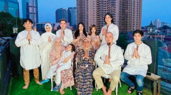 Screen Shot 2022 04 03 At 06 09 42 Artis Indonesia yang Punya Anak Banyak. (Foto: Instagram)