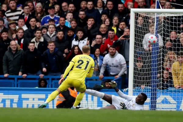 eriksen brentford Christian Eriksen mencetak gol debut di Brentford saat ikut membantai Chelsea 4-1 (foto: Reuters/Paul Childs)