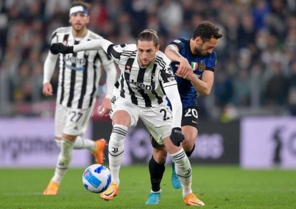 Gelandang Juventus, Adrien Rabiot Gelandang Juventus, Adrien Rabiot berusaha menguasai bola saat ditarik pemain Inter Milan, Hakan Calhanoglu dalam laga Liga Italia 2021/2022 di Stadion Allianz, Turin, Senin (4/4/2022). (Foto: Instagram/@adrienrabior_25)
