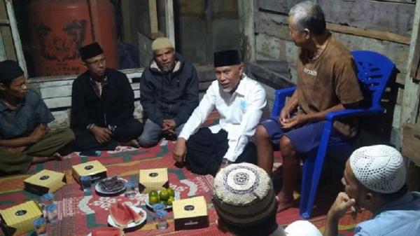 Gubernur Sumbar Mahyeldi saat singgah sahur di rumah warga kurang mampu di Kabupaten Pesisir Selatan. (ANTARA/Miko Elfisha)