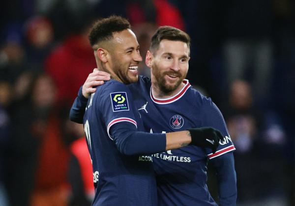 Neymar Lionel Messi Striker PSG, Neymar dan Lione Messi merayakan gol ke gawang Lorient dalam laga Liga Prancis 2021/2022 di Stadion Parc des Princes, Senin (4/4/2022). (Foro: REUTERS)