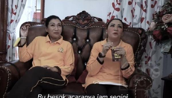 Istri Panglima TNI Jenderal Andika Perkasa Diah Erwiany Trisnamurti Hendrati mengunjungi rumah ajudan pribadinya, Sertu (K) Bella. (Foto Youtube Jenderal TNI  Andika Perkasa).