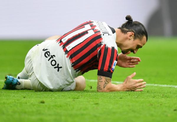 Striker AC Milan, Zlatan Ibrahimovic tampak tergeletak di tanah seusai mengalami benturan dengan pemain Bologna dalam laga Liga Italia 2021/2022 di Stadion San Siro, Selasa (5/4/2022). (Foto: REUTERS/Daniele Mascolo)