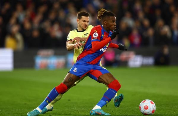 Winger Crystal Palace, Wilfried Zaha dikawal ketat pemain Arsenal dalam laga Liga Inggris 2021/2022 di Stadion Selhurst Park, London, Selasa (5/4/2022) dini hari WIB. (Foto: REUTERS/David Klein)